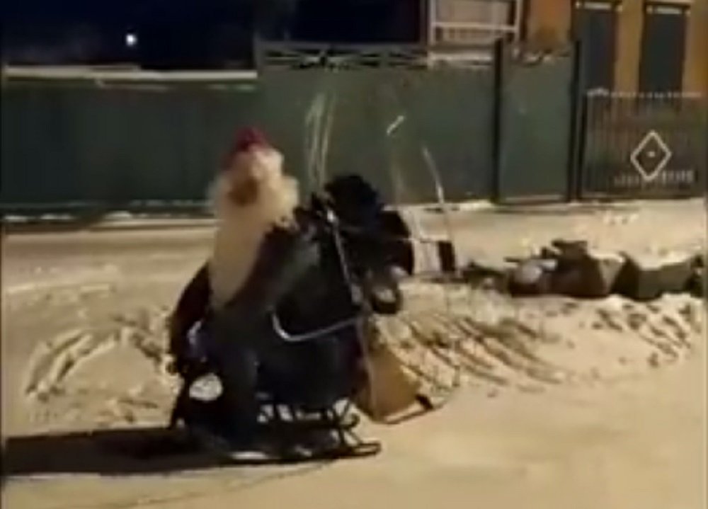 Дед Мороз на парамоторе устроил переполох в Ростовской области