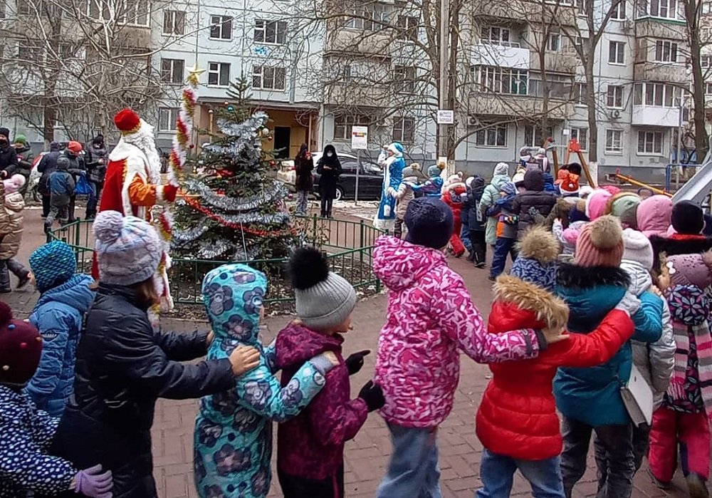 Власти в Ростове одобрили массовый праздник для детей с хороводами на фоне всех запретов