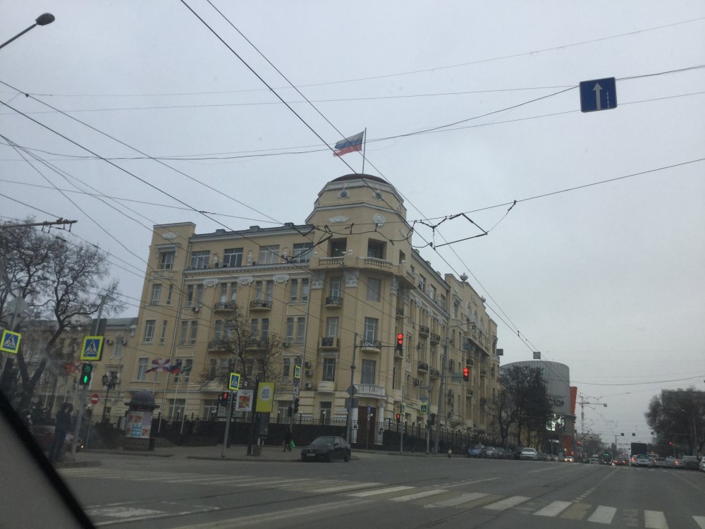 «Смотрится неоднозначно»: сильный ветер в Ростове растрепал флаг на здании штаба войск ЮВО