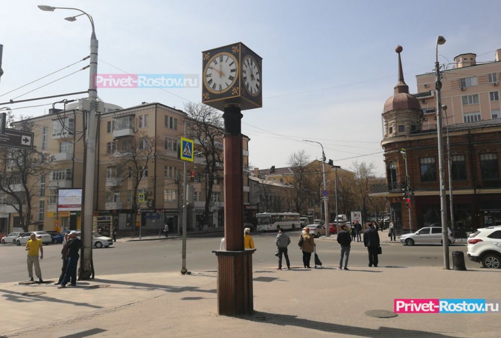 Работать перестали в очередной раз часы на входе в Покровский сквер в Ростове