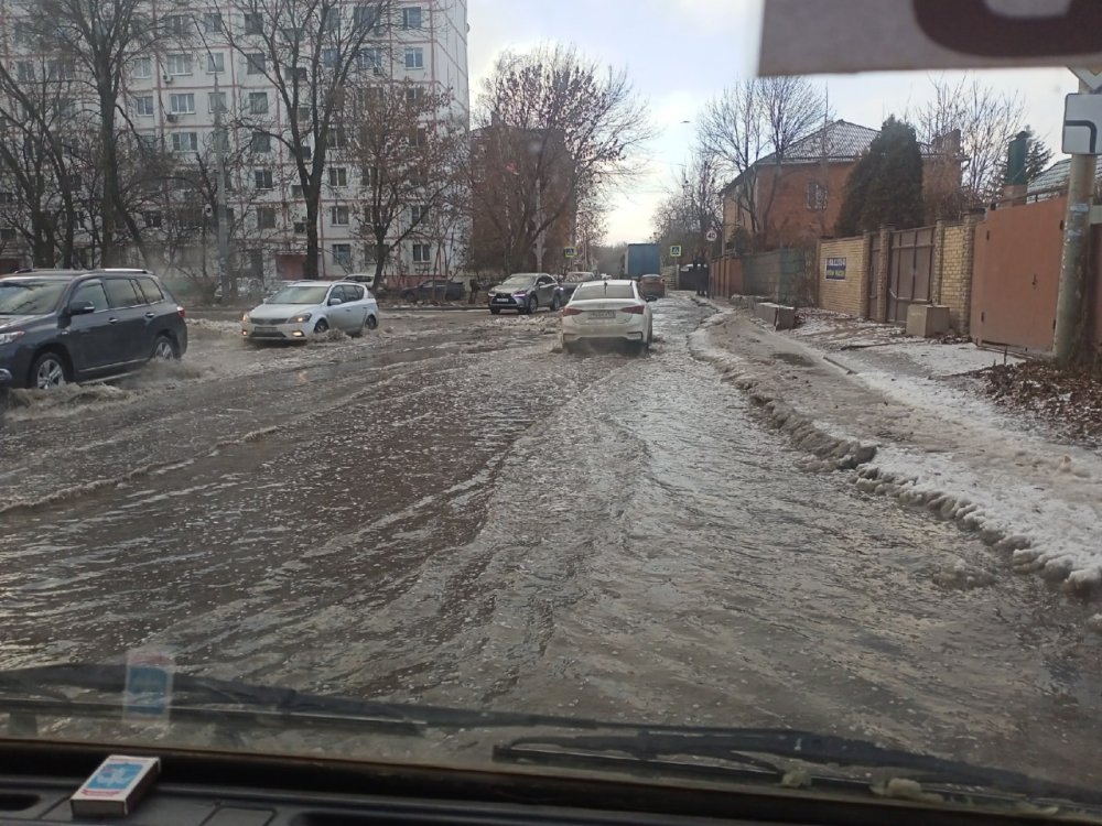 Ростов начинает сковывать ледяные реки, движение затрудненно