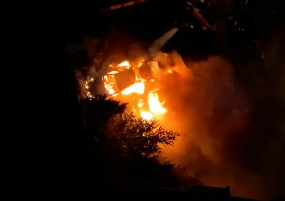 На Зорге в Ростове ночью взорвались и сгорели несколько машин
