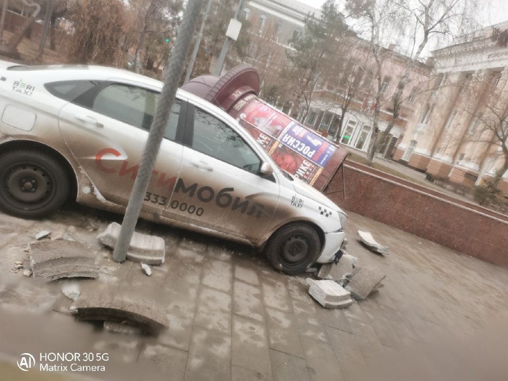 Чудом не поубивала людей легковушка в центре Ростова, вылетев на тротуар