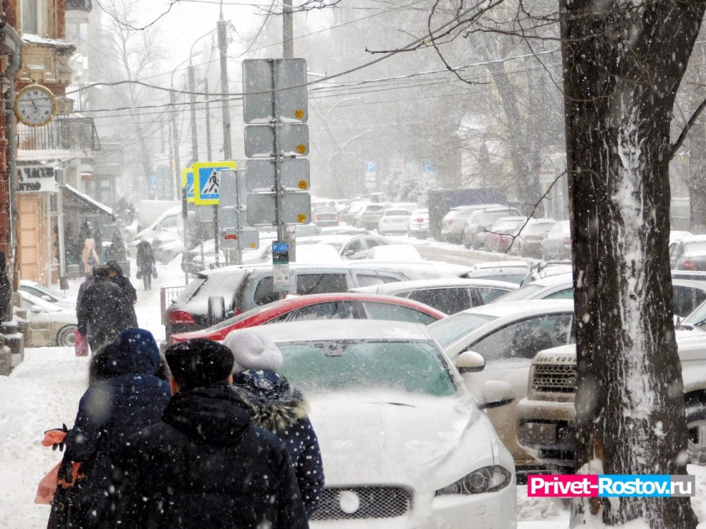 Сильнейший циклон начал заваливать снегом Ростовскую область