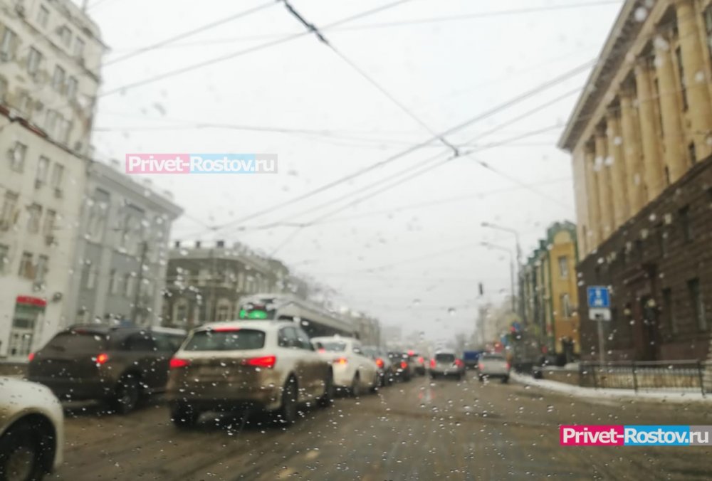 В нескончаемых пробках встал Ростов из-за снегопада