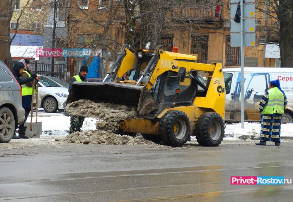 В Ростове на борьбу со снегом вышли 500 дворников