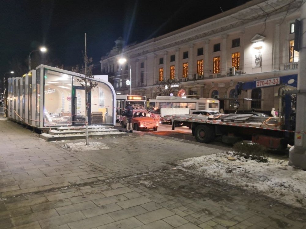 Демонтаж второй арт-остановки начался  в центре Ростова на Садовой