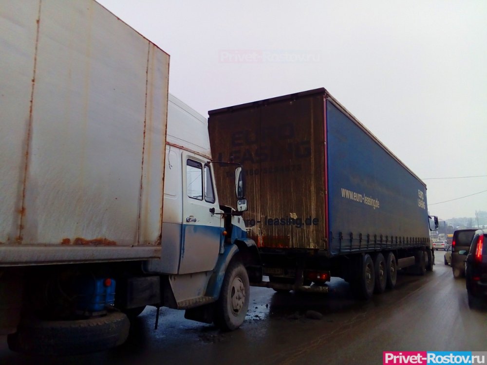 Ограничить движение грузовиков из-за моста на Малиновского просят ростовчане