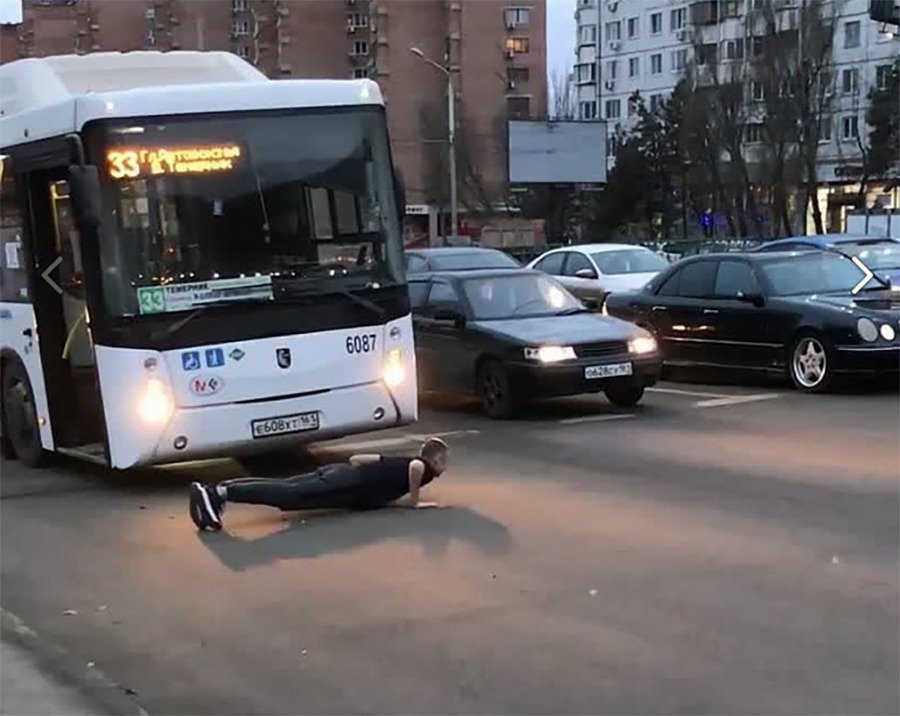Подросток в Ростове бросился под автобус ради хайпа