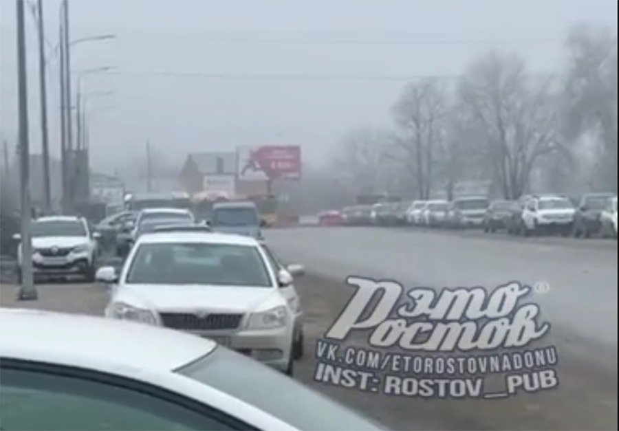 Ростовчане массово бросают автомобили у моста Малиновского и идут пешком