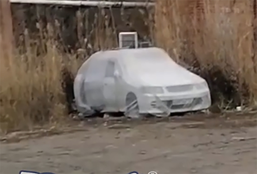 Мужчина вынужден жить в машине на Чермодачке в Ростове, еду готовит прямо на улице