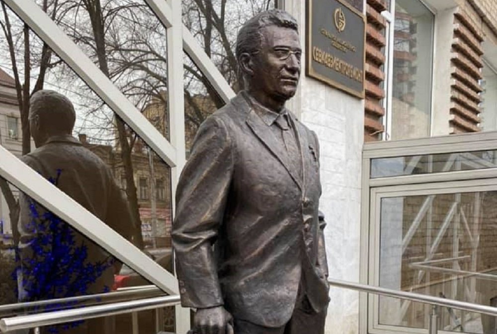 Монумент инженеру установили в Ростове на ул. Горького