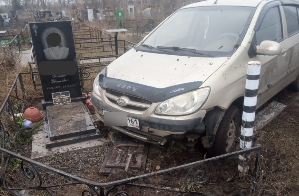 Могилу на Северном кладбище в Ростове протаранил водитель Hyundai и сбежал