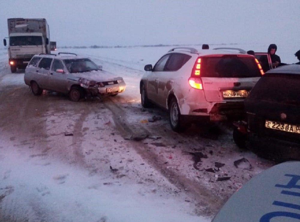 В Ростовской области в стоящие на обочине после ДТП машины влетела легковушка, один человек погиб