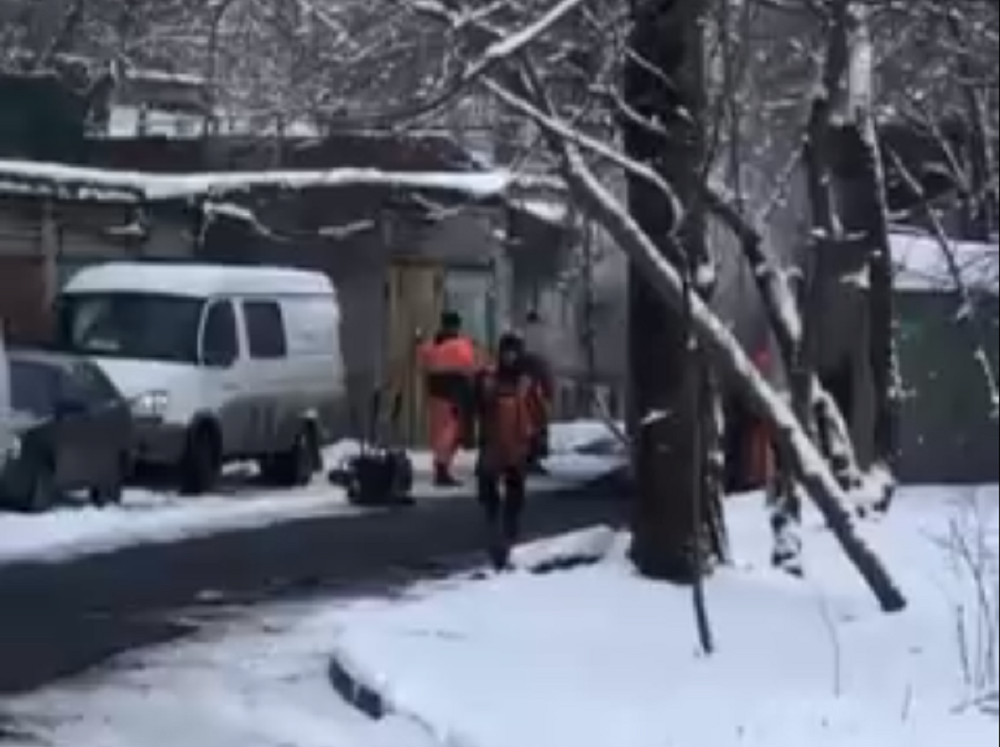 «Нано технологии»: в Ростове в выпавший снег уложили свежий асфальт