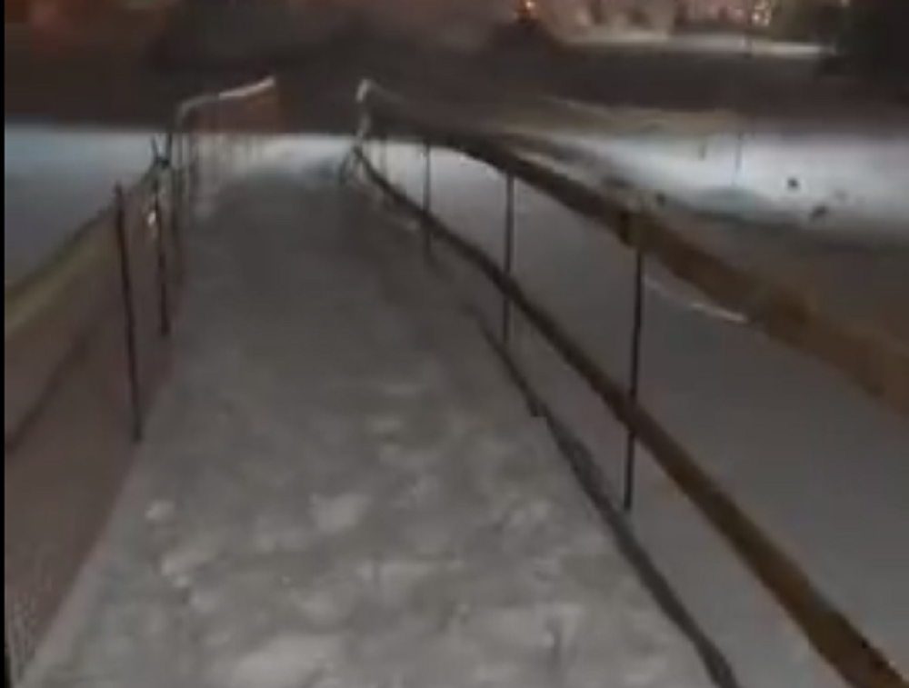 В Ростове засыпало снегом проход для пешеходов на мосту Малиновского