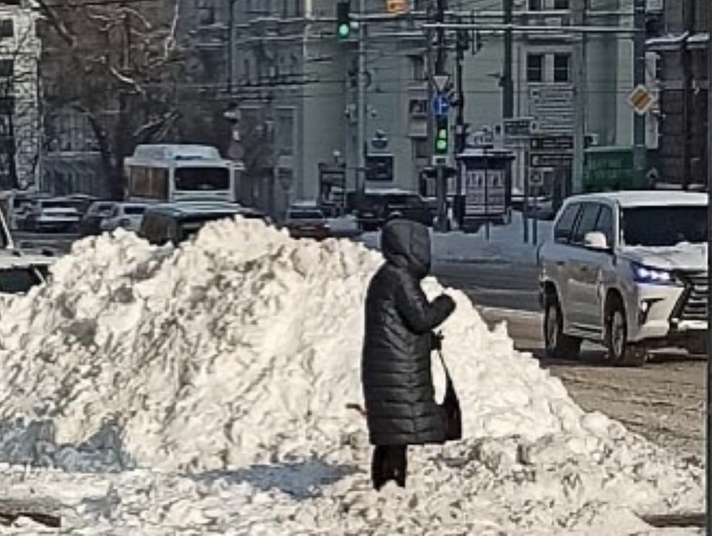 «Что дальше»: До высоты человека выросли сугробы на улицах Ростова