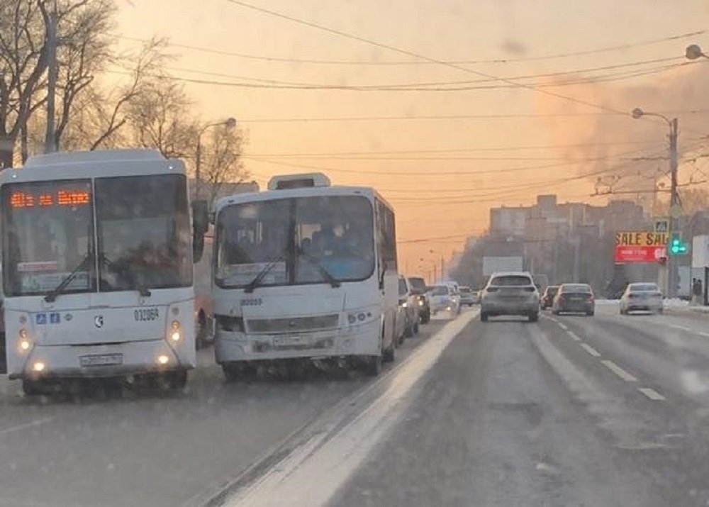 Устроившие гонку водители автобусов столкнулись в Ростове на Стачки