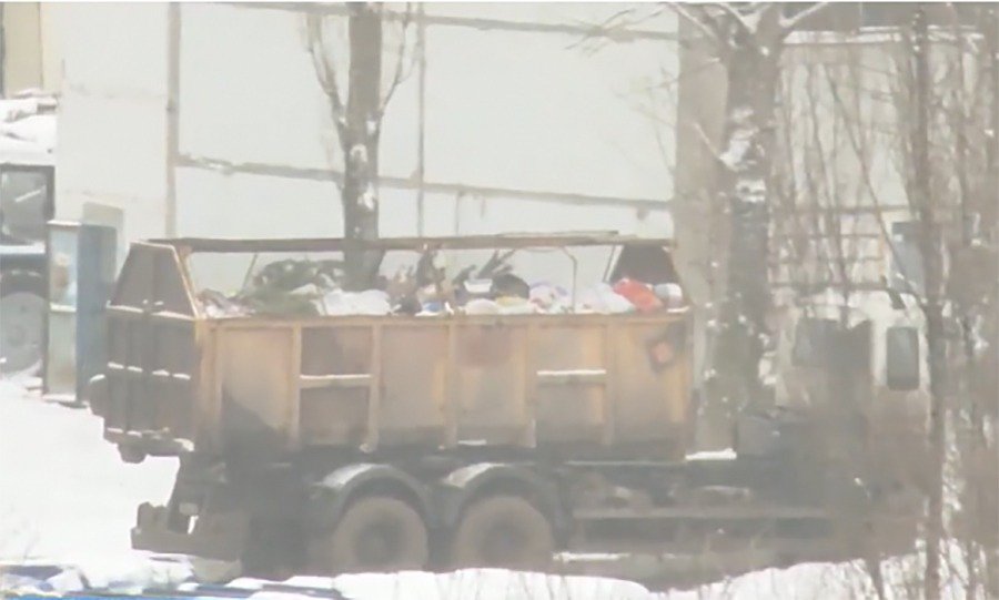 Ангар для сортировки мусора «Чистого города» под окнами жилых домов на Западном возмутил ростовчан
