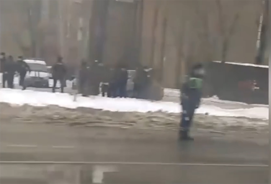 Очень много полиции скопилось в центре Ростова у публичной библиотеки