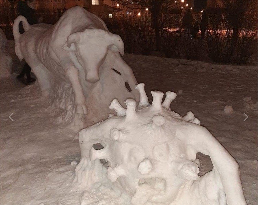 Скульптор в Ростове слепил снежного быка изгоняющего коронавирус