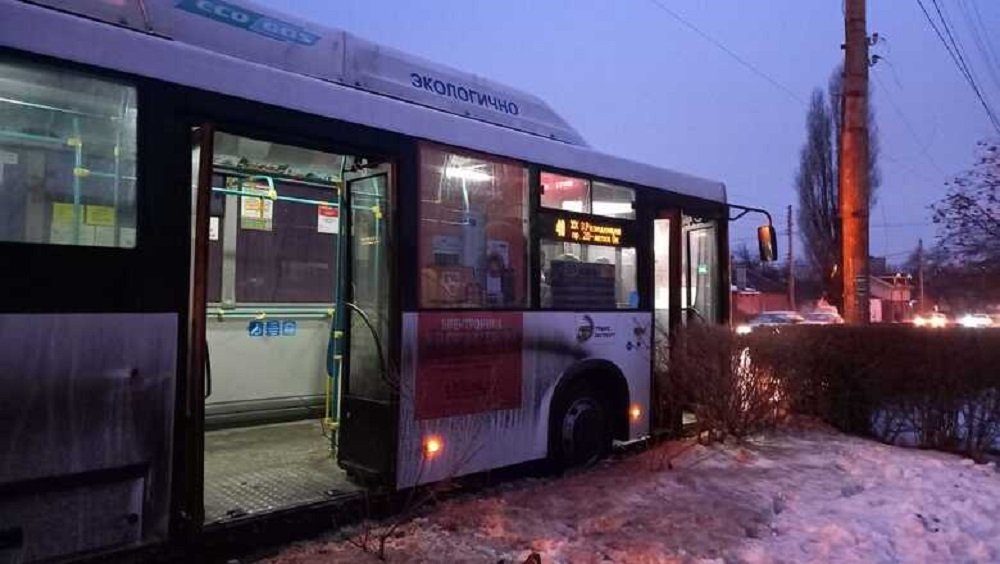 В Ростове женщина получила травмы в ДТП с автобусом