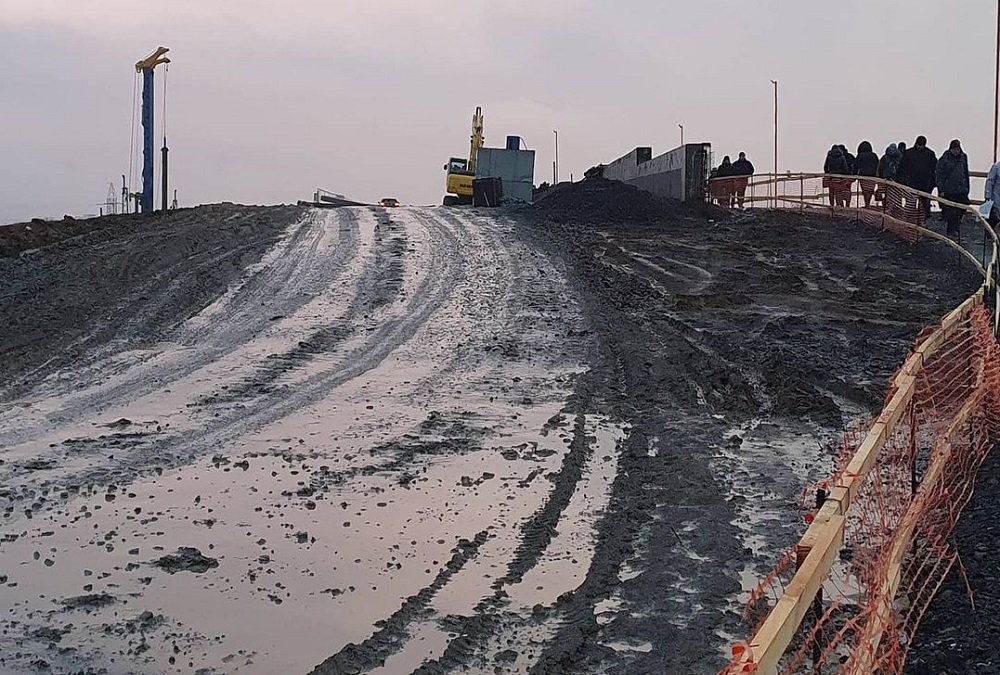 За грязь на закрытом мосту Малиновского встала на защиту администрации ростовчанка