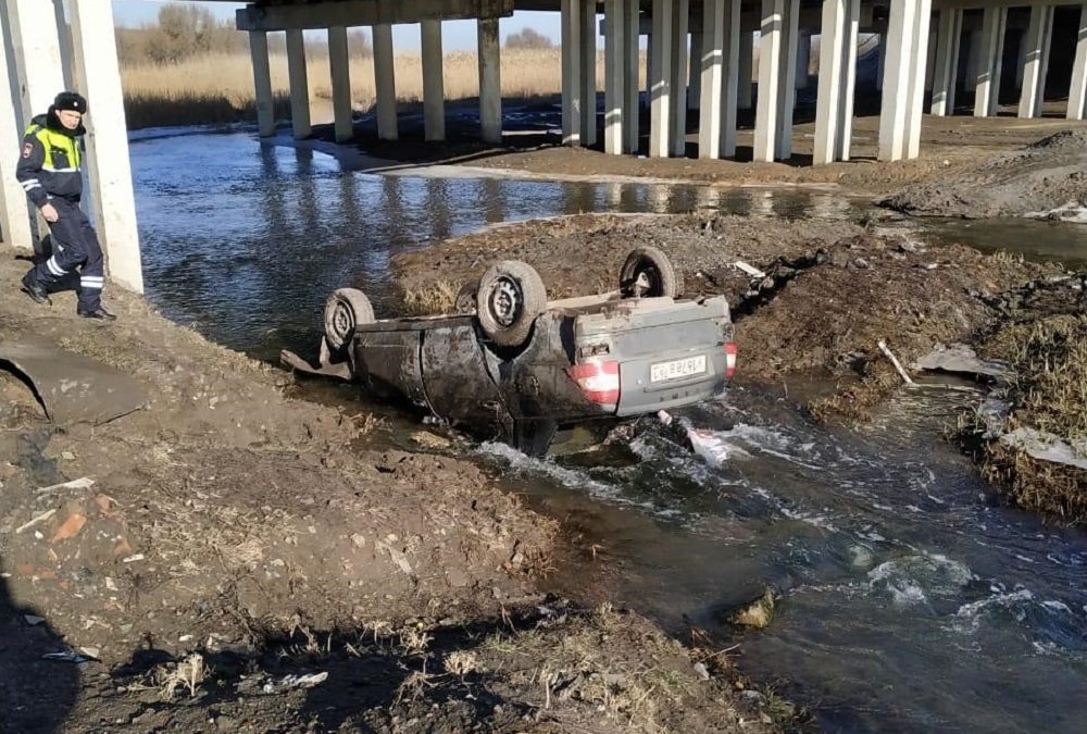 Водитель в Ростовской области погиб вылетев с моста и перевернувшись