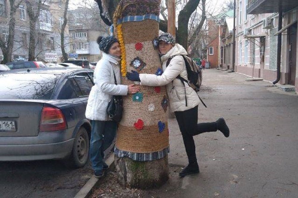 В Таганроге местные жительницы деревьям связали свитера