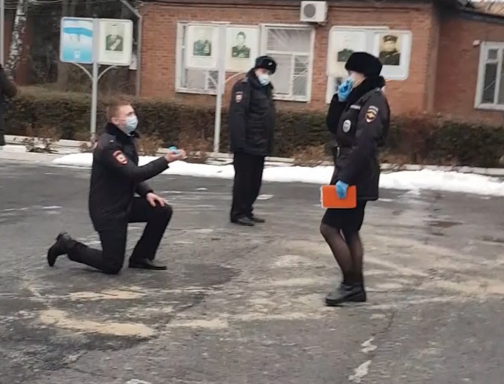 Ростовский полицейский избраннице сделал предложение на первом дежурстве