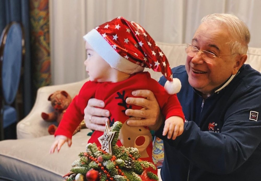 Петросян показал новогоднее фото с сыном, ему советуют родить еще одного