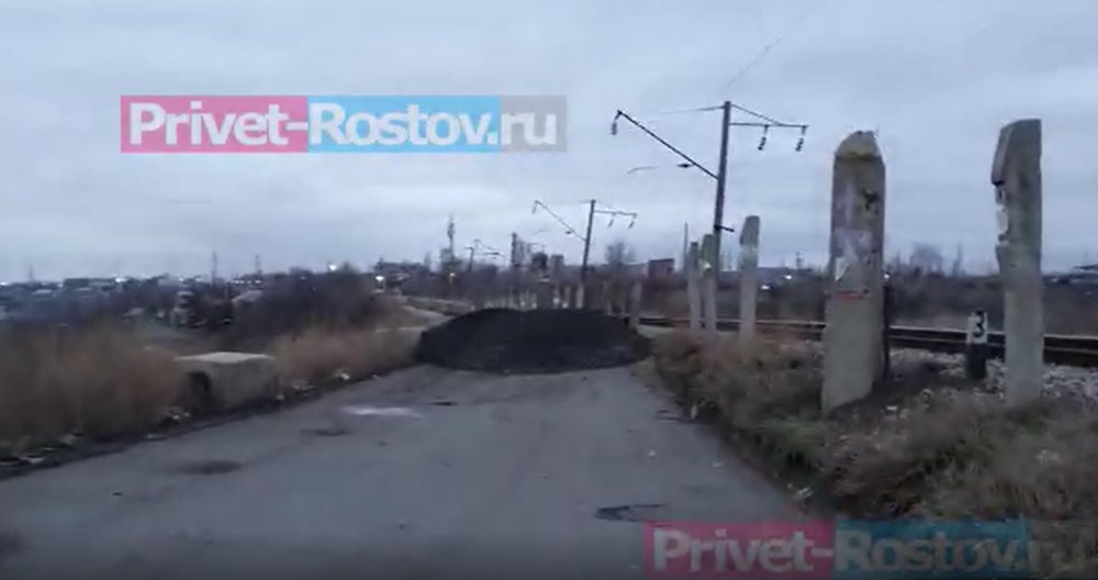Неизвестные в Каратаево перекрыли единственный объезд моста Малиновского кучей щебня