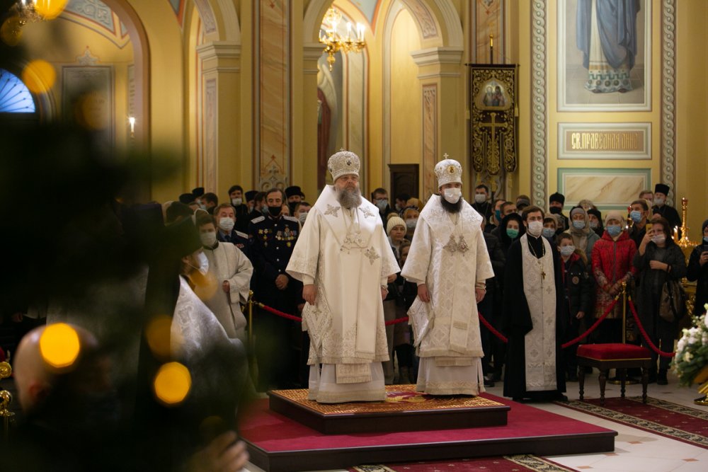 Со спущенными масками и без дистанции встретили Рождество в ростовском кафедральном соборе
