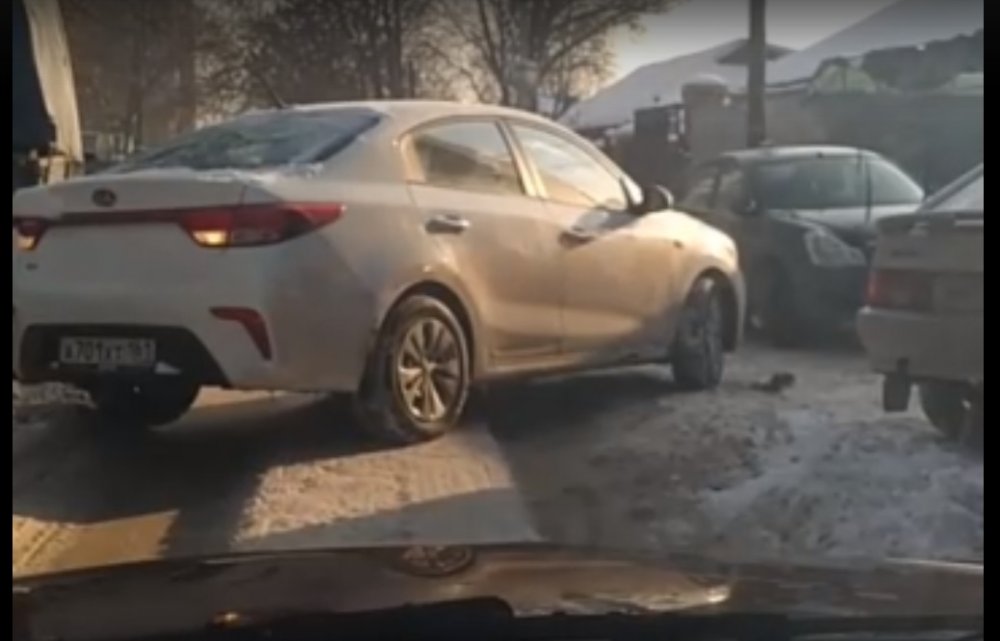 B Ростове неравнодушный автомобилист помог неопытной бабушке-водителю справится со скользкой дорогой