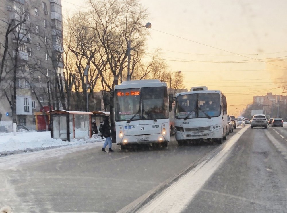 Устроившие гонку водители автобусов столкнулись в Ростове на Стачки