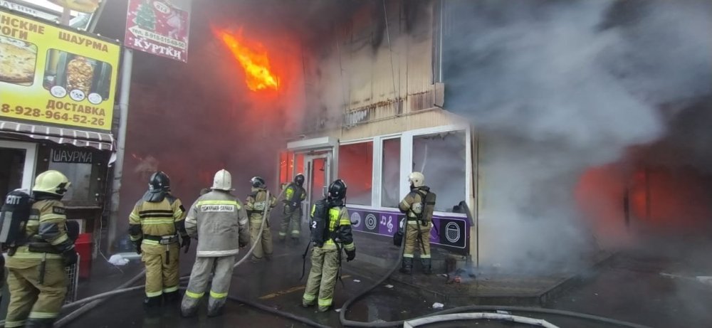 Стало известно, из-за чего возник большой пожар на рынке «Классик» в Ростове