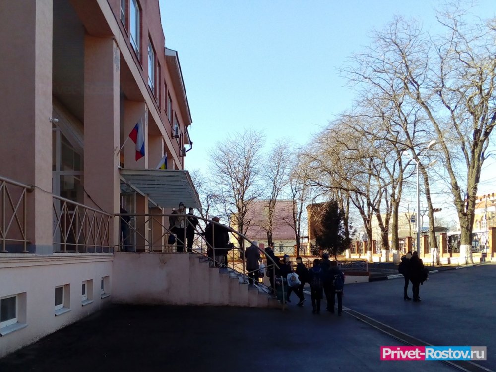 Ростовских учителей попросили задержать школьников на занятиях в субботу