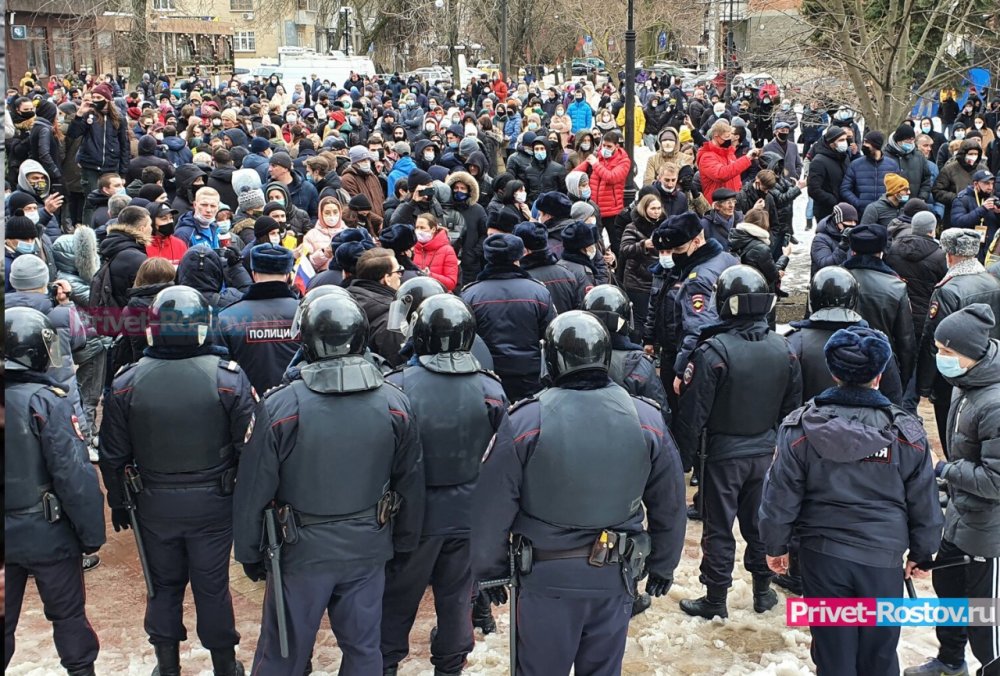 Людей на митинге Навального задерживали в Ростове