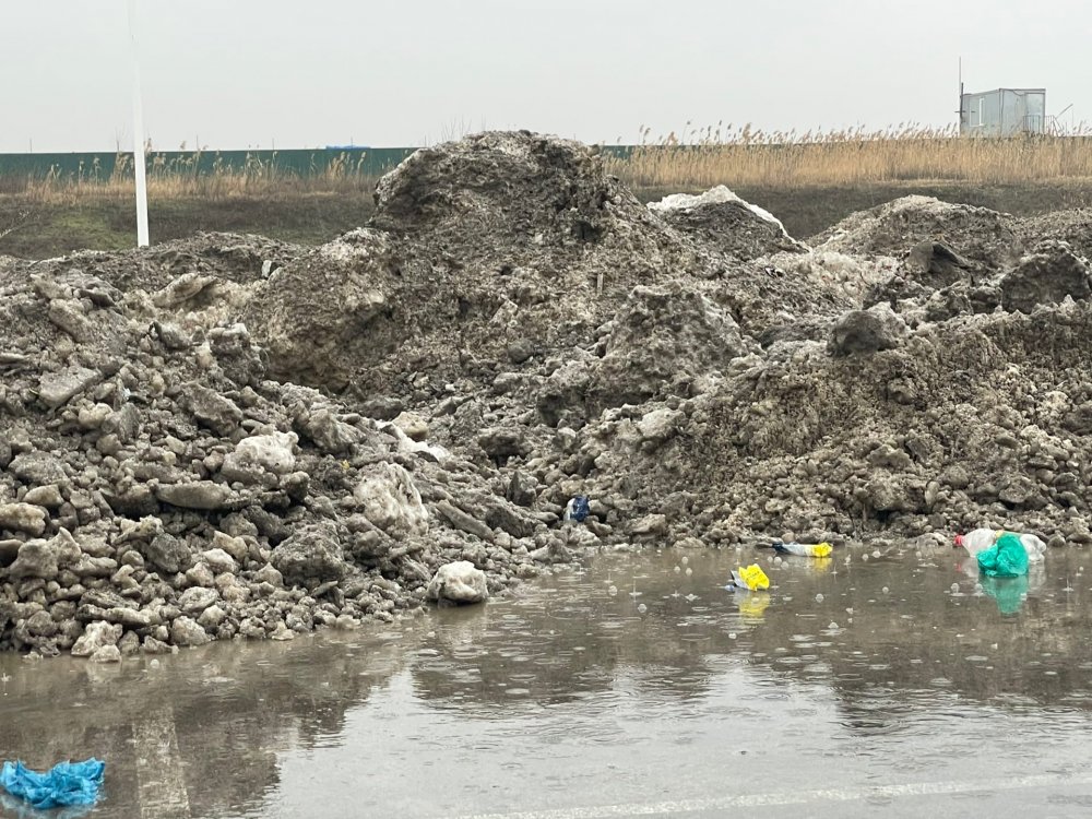 Склад грязи появился на парковке у «Ростов Арены»