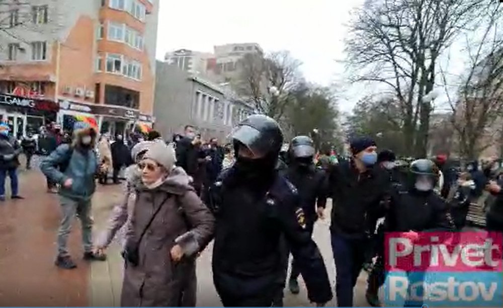 В Ростове начались задержания на акции в поддержку Навального