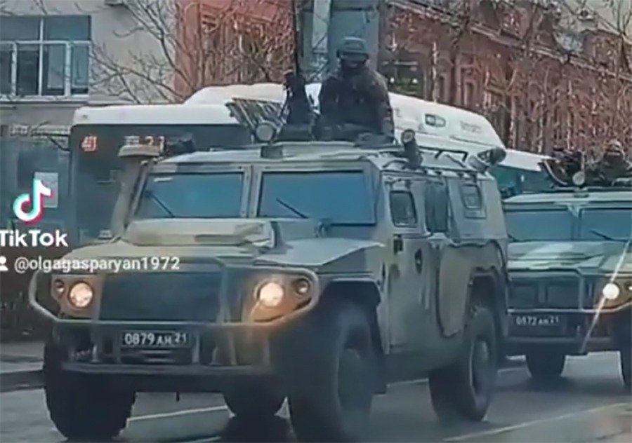 По Ростову проехала большая колонна военной техники и попала на видео