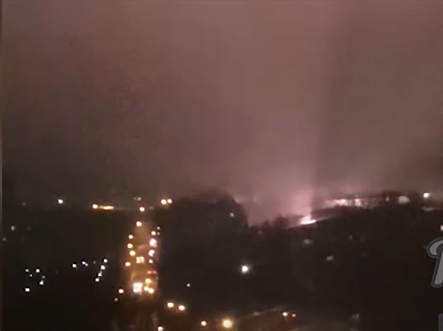 Пугающе выглядел ночной пожар в Ростове на складе