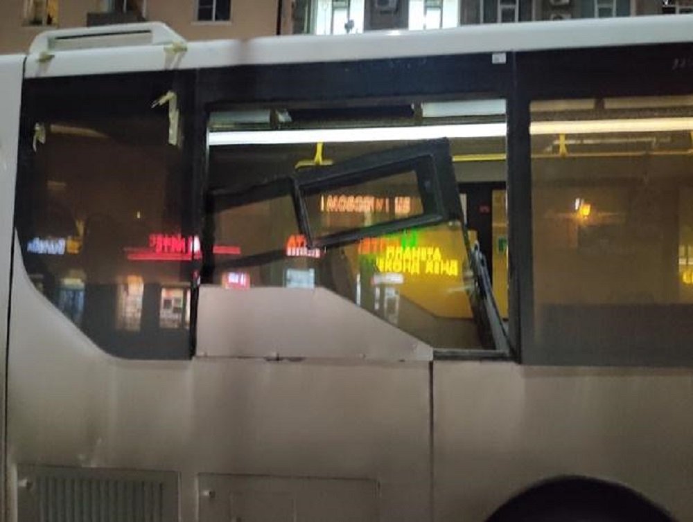 Стекло выпало на людей в автобусе №47 в Ростове