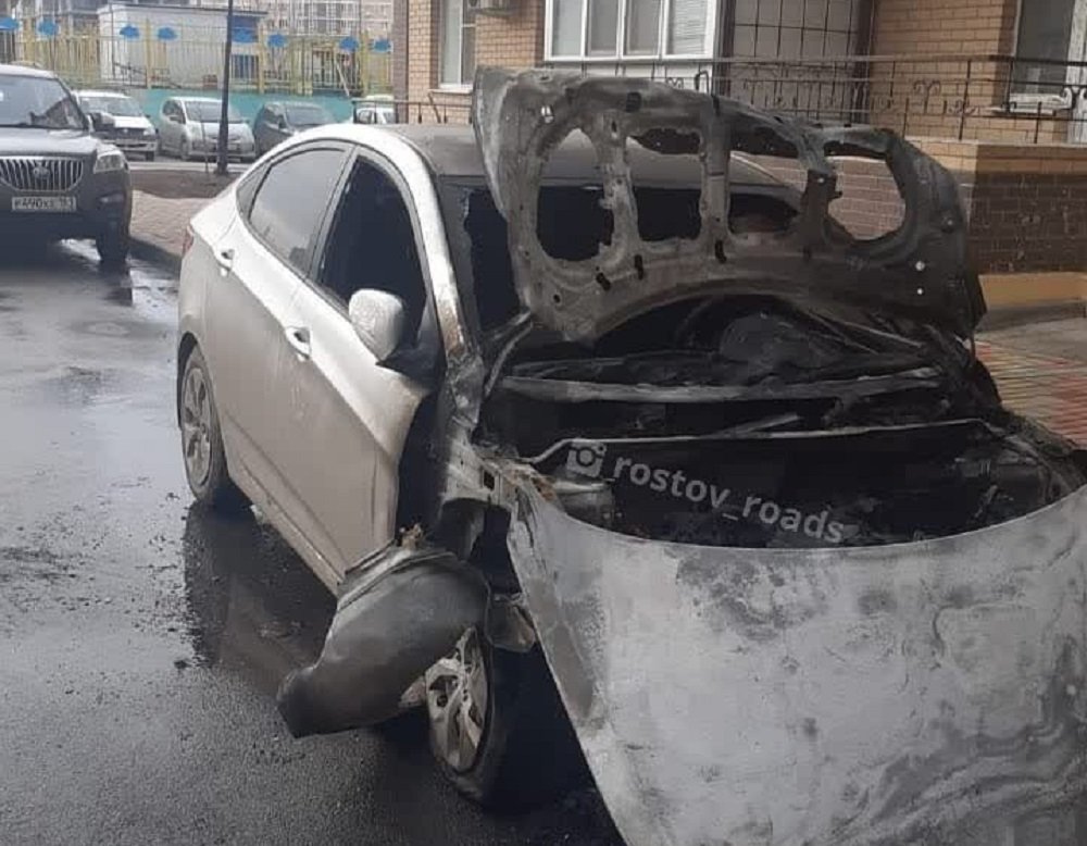 Злоумышленники сожгли две легковушки ночью в Ростове