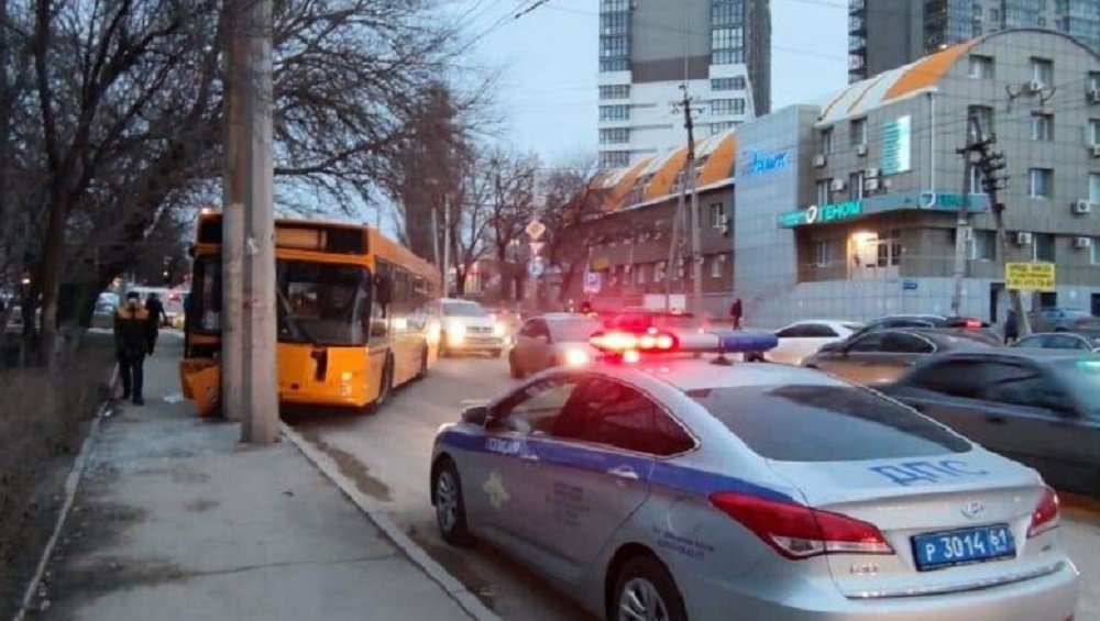 В Ростове пассажирский автобус с пассажирами врезался в фонарный столб