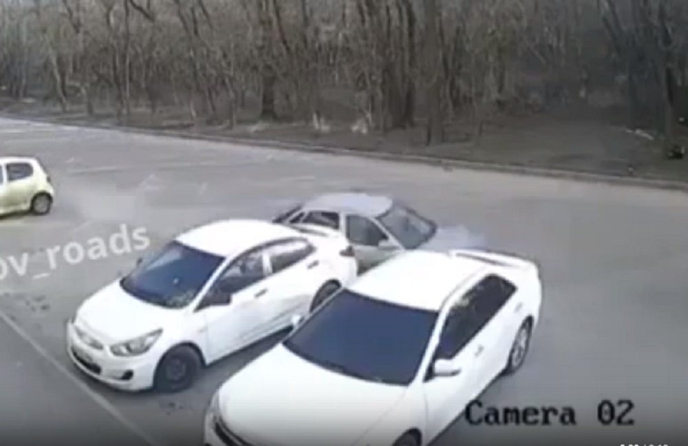 В Ростове водитель по ошибке протаранил три припаркованных авто