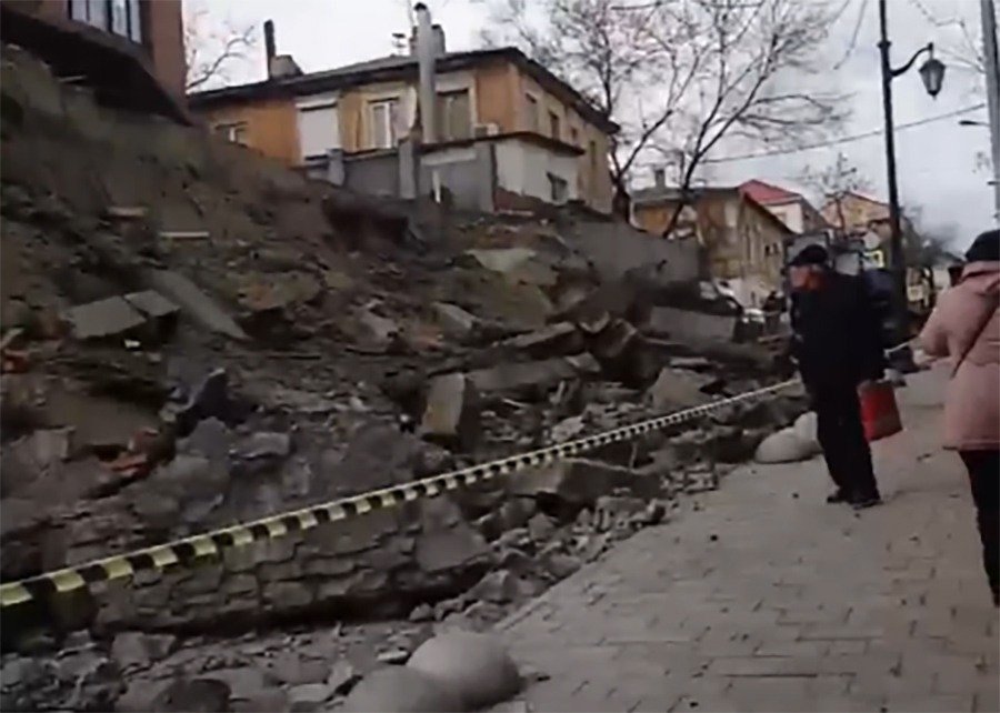 В центре Ростова на дорогу рухнула стена дома