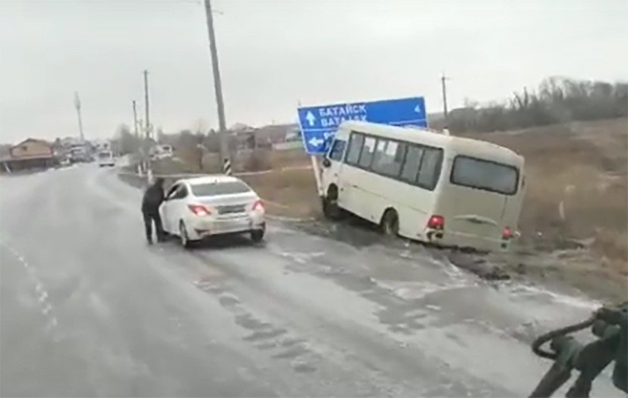 Маршрутка улетела в кювет из-за инфаркта у водителя под Ростовом