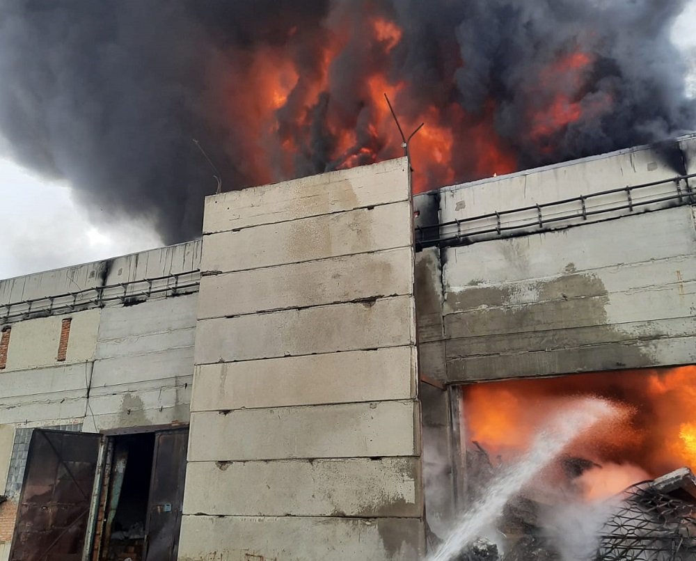 Крупный пожар бушует в Шахтах на заводе полимерной упаковки