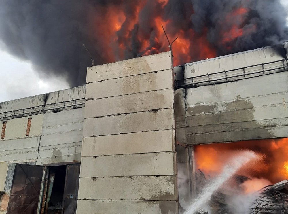 Спустя сутки в Шахтах ликвидировали страшный пожар на химзаводе